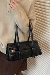 Sac à main long rétro en cuir ciré, élégant, porté épaule ou sous le bras, idéal pour les trajets quotidiens.