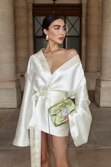 Robe courte en satin à manches amples et nœud sur le devant