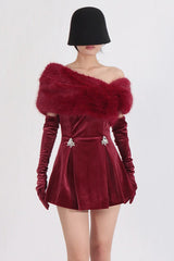 Robe slim élégante et unique en velours ornée de strass et de panneaux