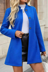 Élégant manteau d'extérieur de Noël à col montant, boutonné, coupe trapèze et manches longues.