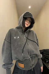 Sweat à capuche court brodé et délavé