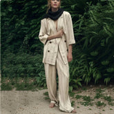 Blazer élégant en laine australienne pour femme, style business casual chic, automne.