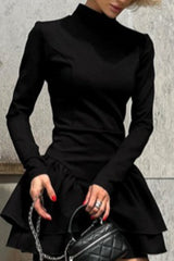 Robe courte noire à col montant et volants