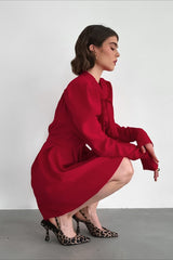 Robe courte noire à col V et manches bouffantes