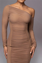 Robe midi en maille à col diagonal