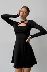 Robe courte noire en maille à col carré