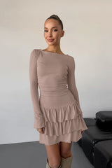 Robe courte à taille volantée et col rond