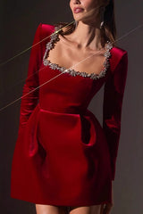 Robe mini en velours élégante à col carré et strass