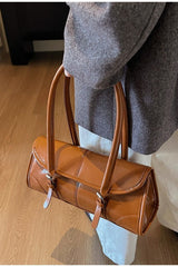Sac à main long rétro en cuir ciré, élégant, porté épaule ou sous le bras, idéal pour les trajets quotidiens.