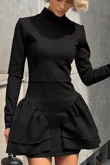 Robe courte noire à col montant et volants