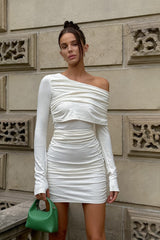 Robe courte asymétrique froncée