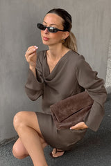 Robe midi cintrée à manches longues et col bénitier