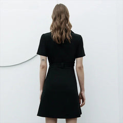 Robe noire exquise à col en V large et ourlet asymétrique