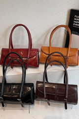 Sac à main long rétro en cuir ciré, élégant, porté épaule ou sous le bras, idéal pour les trajets quotidiens.