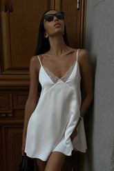 Robe courte à col en V en patchwork de dentelle