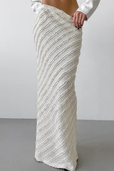 Jupe longue fendue et ornée de dentelle