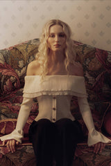 T-shirt à manches longues, froncé et boutonné, à épaules dénudées, avec empiècements