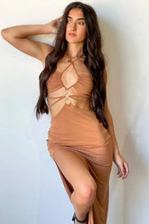 Robe midi froncée dévoilant le ventre