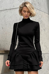 Robe courte noire à col montant et volants