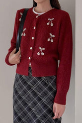 Gilet de Noël en maille brodée de cerises en 3D