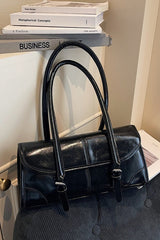 Sac à main long rétro en cuir ciré, élégant, porté épaule ou sous le bras, idéal pour les trajets quotidiens.