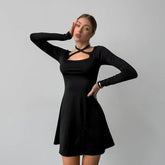 Robe noire cintrée en maille, col carré, laçage, fente pour bureau