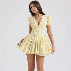 Robe courte fleurie style cottagecore à décolleté plongeant