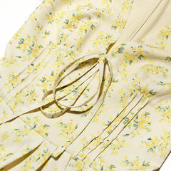 Robe courte fleurie style cottagecore à décolleté plongeant