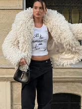 Manteaux élégants à revers en fausse fourrure, manches longues et coupe ample.