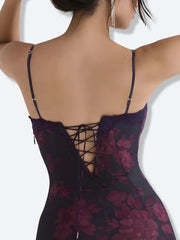 Robe longue moulante à lacets et résille fleurie