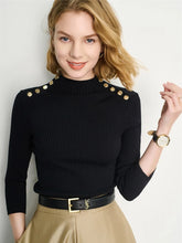 Pull-over noir élégant, basique, confortable, stylé et chaud à col montant et boutons métalliques.