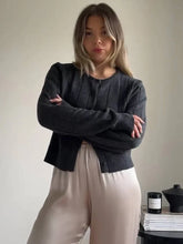 Gilet gris à manches longues et col rond, coupe ajustée, élégante et confortable.