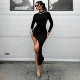 Robe slim à manches longues, dos nu découpé et fente haute.