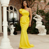 Robe de cocktail/demoiselle d'honneur/de soirée élégante, sans manches, col diagonal et coupe ajustée, couleur unie, coupe longue et ajustée.