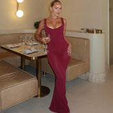 Robe longue élégante et tendance en tulle à coutures apparentes et bretelles latérales.