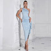 Robe unie asymétrique sans manches à une épaule, fente latérale et détails en dentelle.