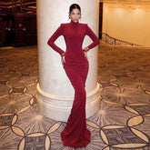 Robe sirène à col roulé et manches longues avec épaulettes et plis sur les hanches