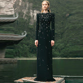 Robe de soirée élégante à manches longues ornée de perles et de diamants, typique de l'industrie lourde.