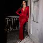 Robe fourreau sirène en velours léger et luxueux, décolleté plongeant en V, taille cintrée, avec gants.