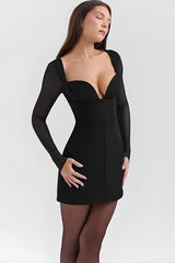 Robe courte à décolleté plongeant et manches transparentes