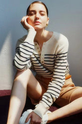 Pull rayé à col rond et boutons sur le devant