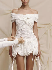 Robe courte froissée à épaules dénudées