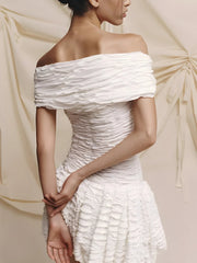 Robe courte froissée à épaules dénudées