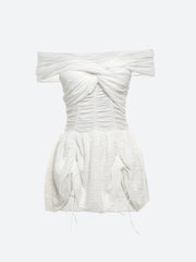 Robe courte froissée à épaules dénudées