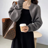 Gilet cardigan gris à manches longues pour femme, en maille coréenne, élégant et confortable, coupe ajustée.