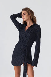 Robe courte rayée à col V et taille nouée