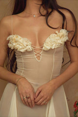 Robe de soirée romantique à bretelles spaghetti, patchwork et décolleté en V profond, ornée de fleurs 3D