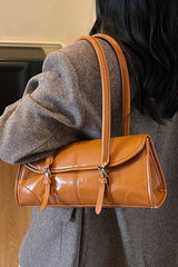 Sac à main long rétro en cuir ciré, élégant, porté épaule ou sous le bras, idéal pour les trajets quotidiens.