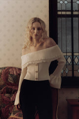 T-shirt à manches longues, froncé et boutonné, à épaules dénudées, avec empiècements