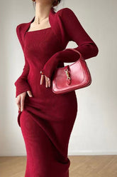 Robe maxi moulante à col carré en maille unie